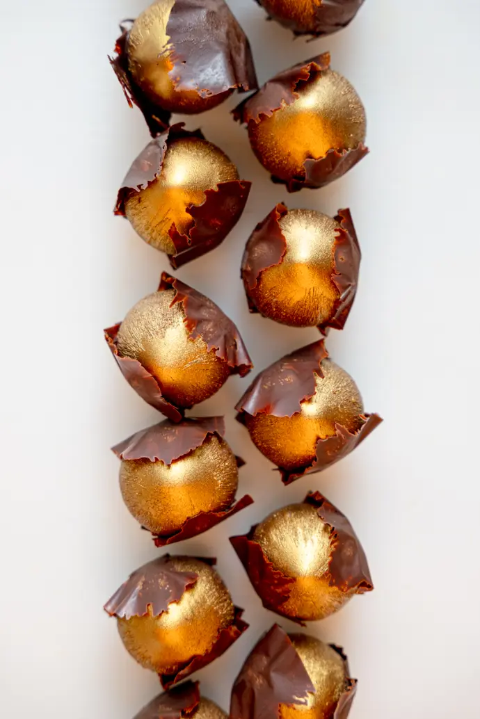 Gâteaux noisettes pulvérisées à l’aide d'un pistolet SATA by SGI Pastry (Cédric Grolet) Noisettes de pâtisserie pulvérisées avec un pistolet SATA by SGI Pastry par Cédric Grolet