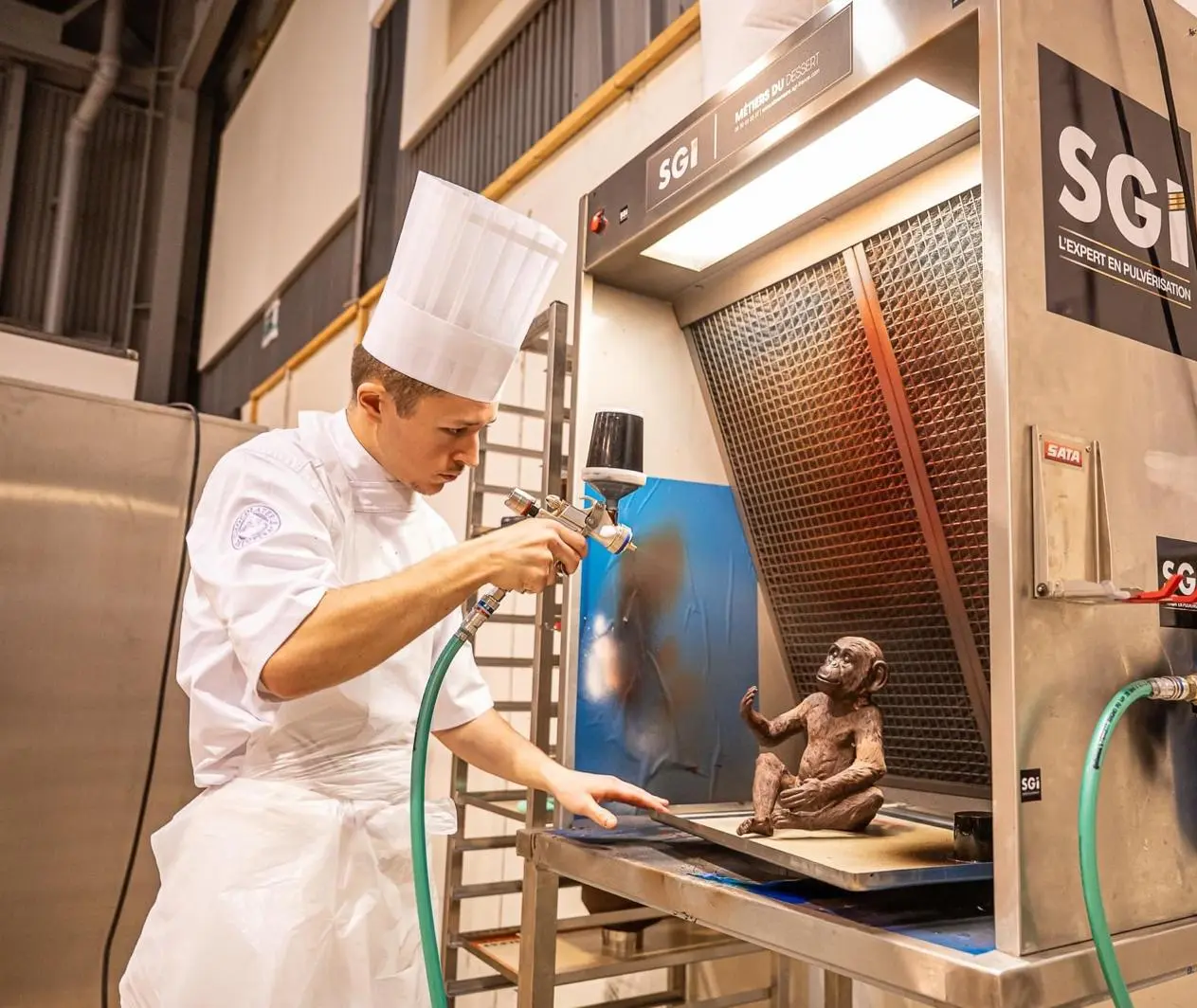 Hotte compacte SGI Pastry utilisée pour la pulvérisation en pâtisserie Pâtissier utilisant la hotte compacte SGI Pastry pour pulvérisation