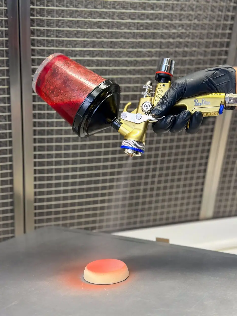 SATAjet1000 B RP Pastry utilisé pour la pulvérisation sur un gâteau Red Velvet Pistolet SATAjet1000 B RP Pastry pulvérisant un gâteau Red Velve